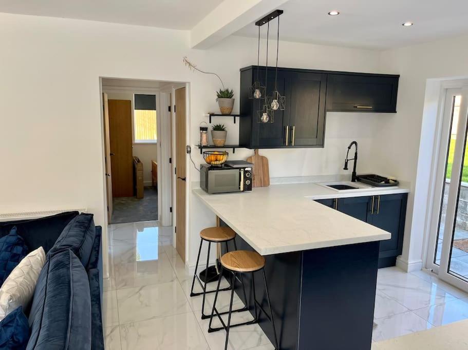 Modern Bungalow In Good Location Aberdulais Buitenkant foto