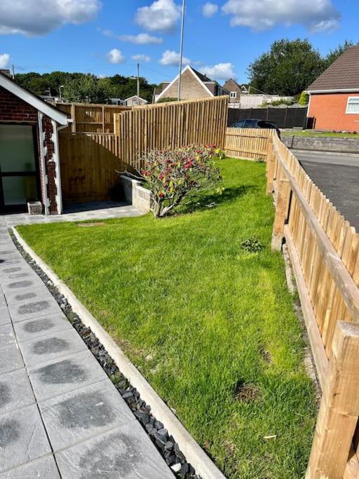 Modern Bungalow In Good Location Aberdulais Buitenkant foto