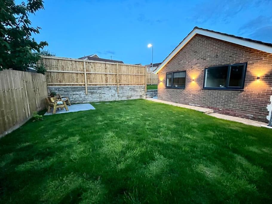 Modern Bungalow In Good Location Aberdulais Buitenkant foto