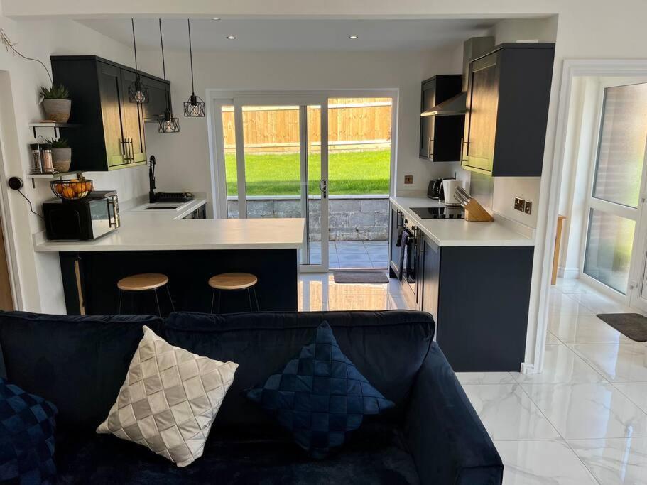 Modern Bungalow In Good Location Aberdulais Buitenkant foto