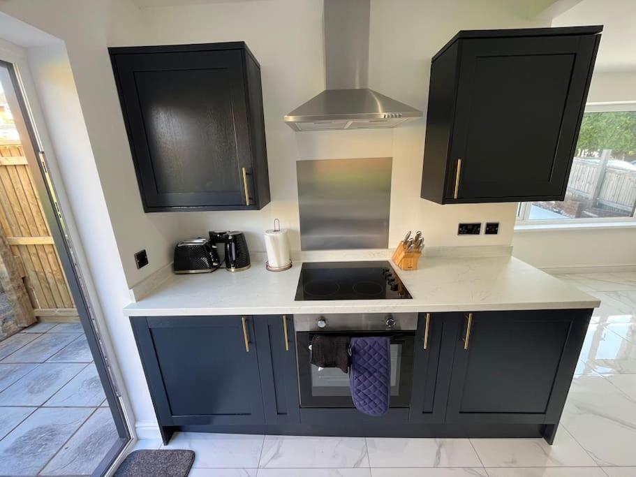 Modern Bungalow In Good Location Aberdulais Buitenkant foto