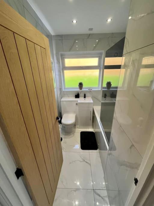 Modern Bungalow In Good Location Aberdulais Buitenkant foto