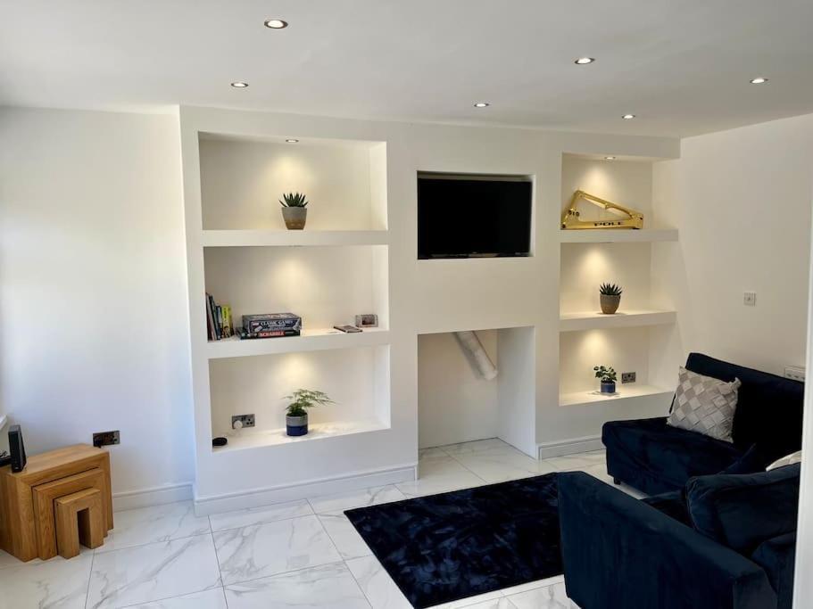 Modern Bungalow In Good Location Aberdulais Buitenkant foto